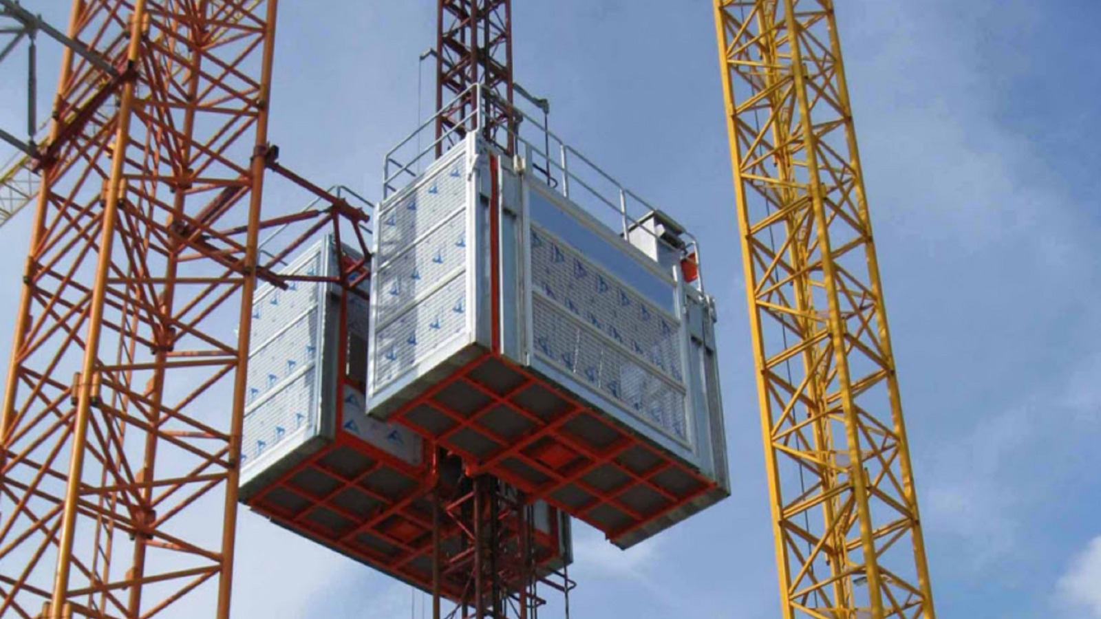 Compact hoist lift for small job sites